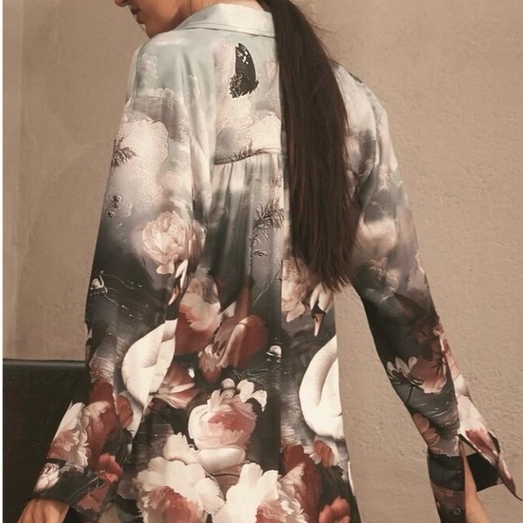 ANTHROPOLOGIE Brielle Button Down Blouse SWAN PRINT Sold Out! - Picture 2 of 5